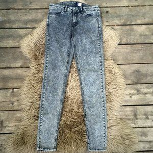 NWOT H&M black stonewash skinny jean - size 8